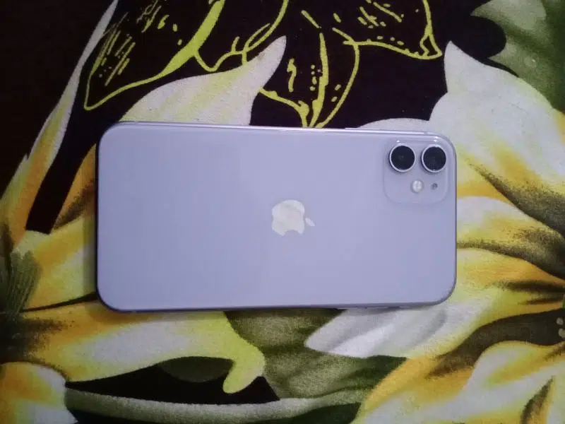 i phone 11 /128 only charger han sth box nai han Rs 65,000